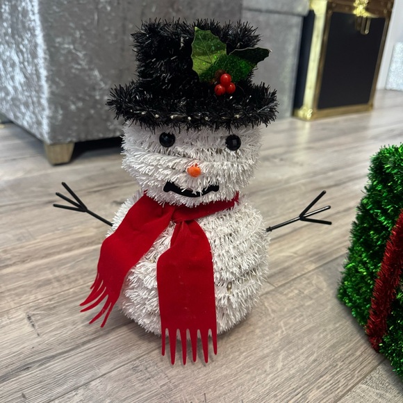 5 Christmas decor bundle present snowman snowflake tinsel sleigh Santa cute π₯° - Picture 5 of 9